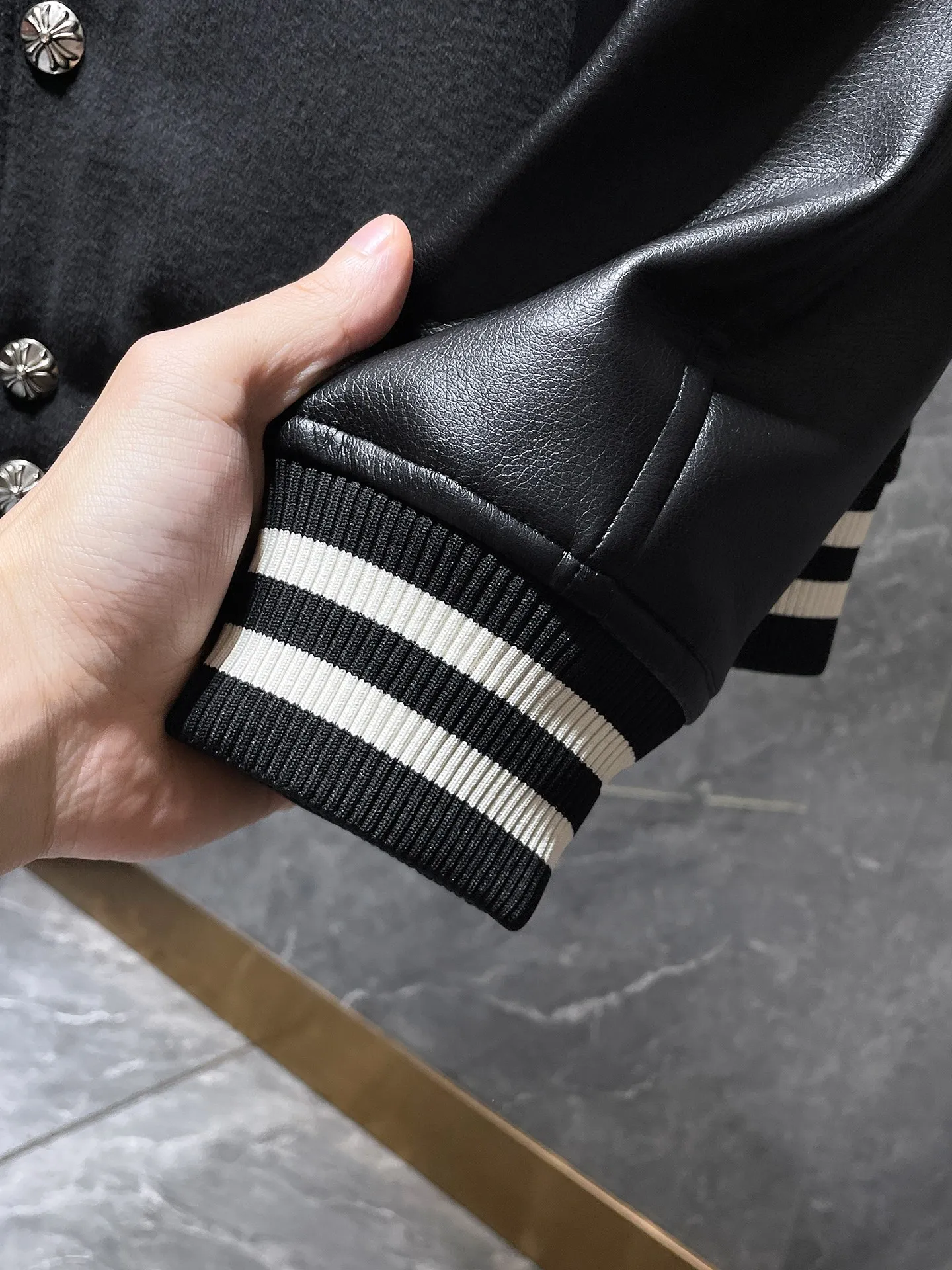 P436 new highest version! Chrome Hearts 🍁Winter clothing is here🍁 Sanskrit cross woolen leather sleeves spliced ​​with baseball embroidery cotton clothes, heavy embroidery ➕ special craftsmanship for double sleeve splicing, counter synchronization, heavy industry! ! Customized version of thickened woolen fabric, silk lining, customized version of hardware, not the ordinary version on the market! ! 🌈Recommended colors: black red 🌈Code numbers: S, M, L, XL